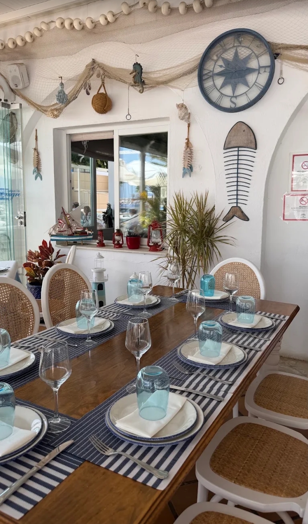 Salón de El Palangre con decoración marinera